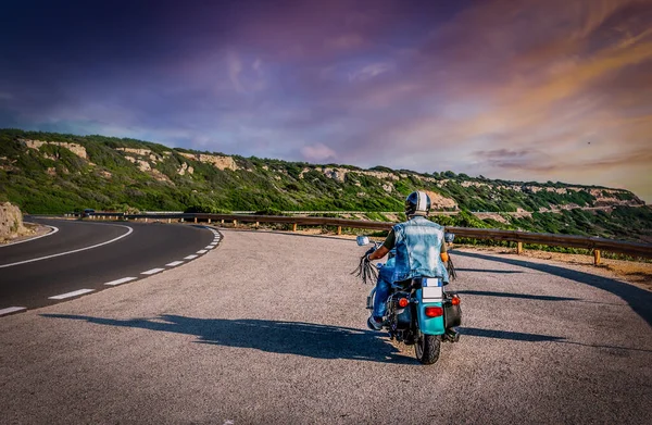 Motorkář Klikaté Cestě Pod Barevnou Oblohou Při Západu Slunce — Stock fotografie
