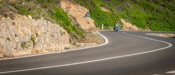 Motociclista Camino Sinuoso Atardecer —  Fotos de Stock