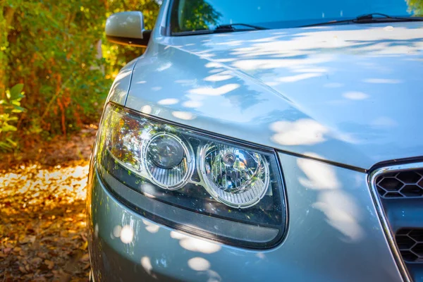 Vooraanzicht Van Een Grijze Suv Geparkeerd Een Oprit Onder Een — Stockfoto