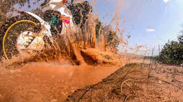 Bicicleta Aventura Passando Sobre Uma Poça Lama — Fotografia de Stock