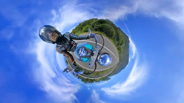 Motocyklista Klasycznym Motocyklu Jadącym Wiejską Drogą Mały Efekt Planety — Zdjęcie stockowe