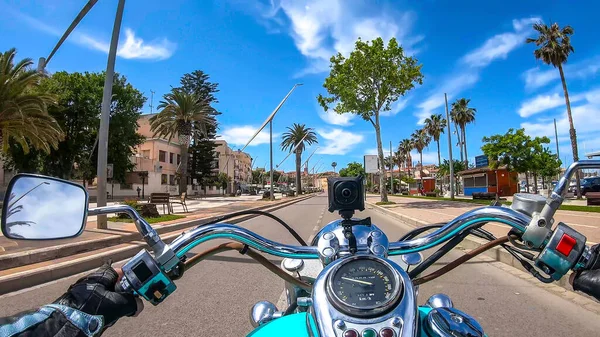 Κλασική Μοτοσικλέτα Κρουαζιέρα Στην Παραλία Alghero Μια Ηλιόλουστη Μέρα Σαρδηνία — Φωτογραφία Αρχείου