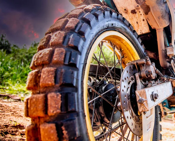 Roda Traseira Uma Bicicleta Aventura Vista Chão Pôr Sol — Fotografia de Stock