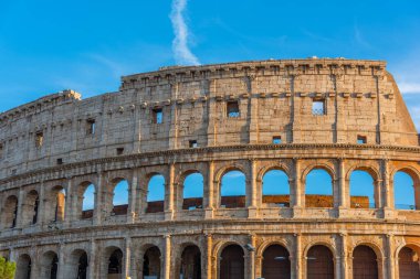 Dünyaca ünlü Colosseum mavi gökyüzünün altında. Roma, İtalya
