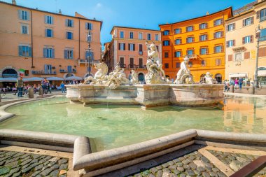Roma, İtalya - 13 Ekim 2017: Dünyaca ünlü Piazza Navona 'da Neptun Çeşmesi