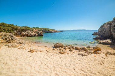 Küçük bir koy Alghero'da üzerinde mavi gökyüzü. Sardunya, İtalya