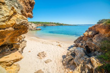 Alghero sahilinde küçük beyaz bir koy. Sardunya, İtalya