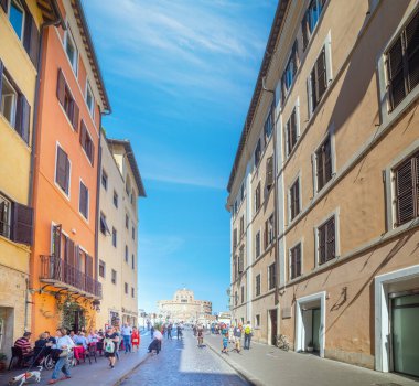 Roma, ITA - 13 Ekim 2017: Güneşli bir günde Roma 'da şehir hayatı