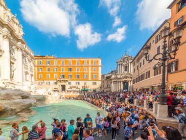 Roma, İtalya - 13 Ekim 2017: Güneşli bir günde dünyaca ünlü Trevi çeşmesinde turistler