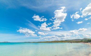 İtalya, Sardunya 'daki güzel Brandinchi Koyu' nun üzerinde bulutlar