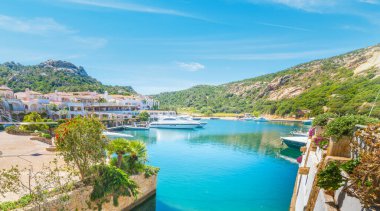 Poltu Quatu kıyı şeridinde küçük bulutlar. Sardunya, İtalya