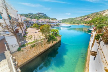 Poltu Quatu deniz kenarı açık bir günde. Sardunya, İtalya