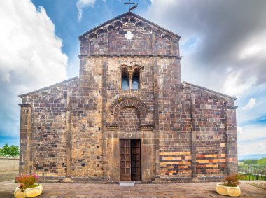 Ardara 'daki Santa Maria del Regno katedralinin önü dramatik bir gökyüzü altında. Sardunya, İtalya