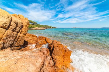 Güzel Romazzino sahilinin üzerindeki bulutlu gökyüzü. Sardunya, İtalya