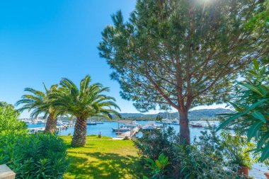 Parlayan güneşin altında, Cannigione 'da küçük bir liman. Sardunya, İtalya