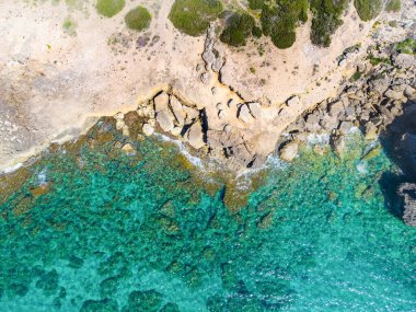 Alghero kayalık kıyısı yukarıdan görünüyor. Sardunya, İtalya