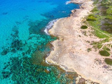 Alghero 'nun güney kıyısındaki turkuaz su ve kayaların hava manzarası. Sardunya, İtalya