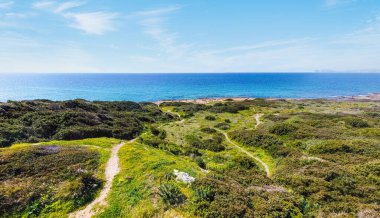 Mavi gökyüzünün altında Alghero güney kıyısı. Sardunya, İtalya