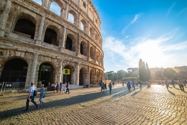 Roma Ita Octubre 2017 Turistas Del Mundialmente Famoso Coliseo Atardecer —  Fotos de Stock