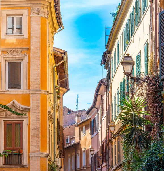 Ciel Bleu Sur Une Rue Étroite Rome Italie — Photo