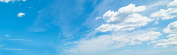 Błękitne Niebo Miękkimi Chmurami Okresie Letnim Sardynii — Zdjęcie stockowe
