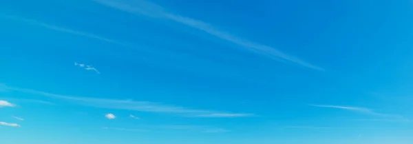 Małe Białe Chmury Błękitne Niebo Sardynii Latem — Zdjęcie stockowe
