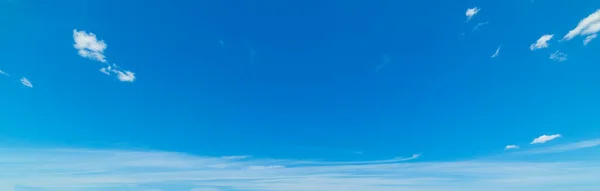 夏のサルデーニャ島の小さな雲と青空 — ストック写真