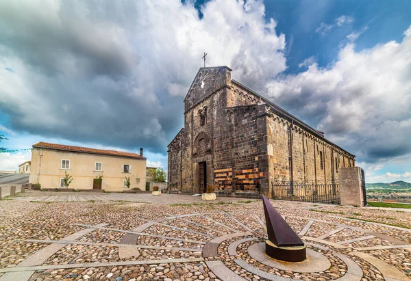 在乌云密布的一天 Ardara的Santa Maria Del Regno广场的日晷 意大利 撒丁岛 — 图库照片