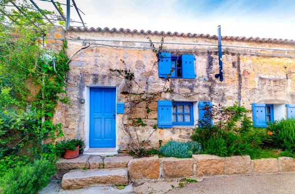 Fachada Rústica Con Persianas Azules Cerdeña Italia — Foto de Stock