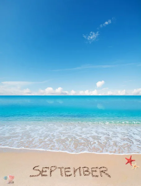 Septiembre Escrito Una Playa Tropical Bajo Cielo Azul —  Fotos de Stock