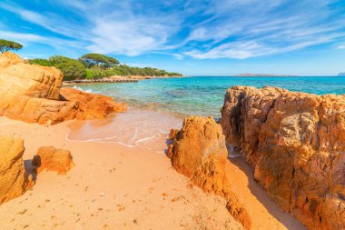 Sardinya, İtalya 'daki Romazzino plajında portakal sallanıyor.