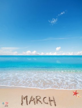 Mavi gökyüzünün altındaki tropikal bir sahilde yazılmış bir yürüyüş.