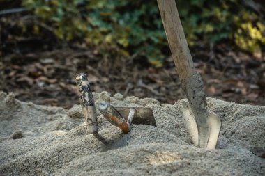 Kuma sıkışmış inşaat aletlerini kapatın. 