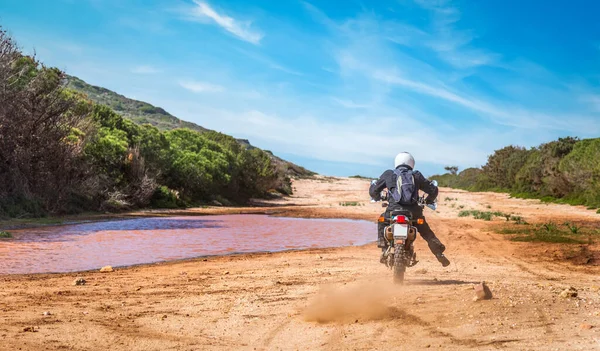 Homem Montando Uma Bicicleta Aventura Uma Estrada Terra Sob Céu — Fotografia de Stock