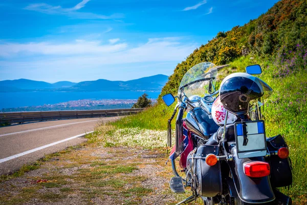 Moto Clássico Estacionado Beira Uma Estrada Costeira — Fotografia de Stock