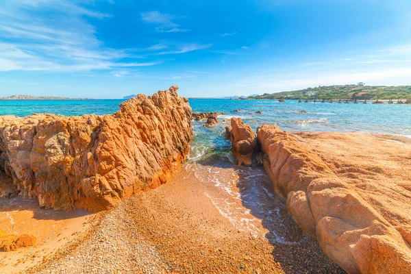 Rochas Laranja Seixos Praia Romazzino Sardenha Itália — Fotografia de Stock