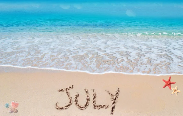 Július Írt Egy Trópusi Strandon Kék Alatt — Stock Fotó