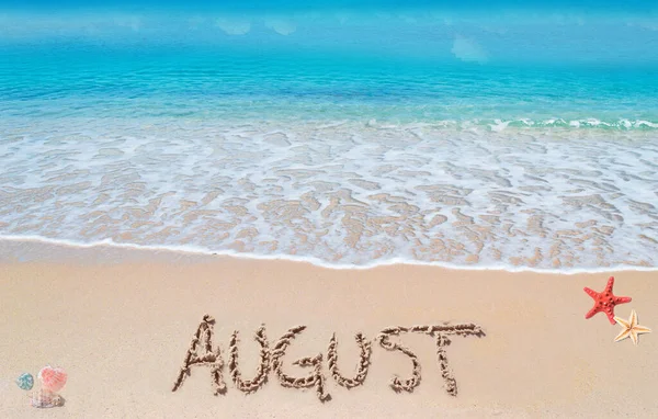 Август Написаний Тропічному Пляжі Під Блакитним Небом — стокове фото