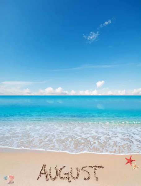 Agosto Scritto Una Spiaggia Tropicale Sotto Cielo Blu — Foto Stock