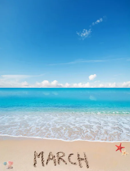 Maart Geschreven Een Tropisch Strand Onder Een Blauwe Lucht — Stockfoto