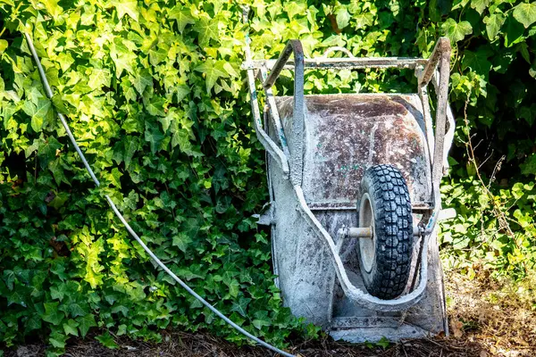 Primo Piano Una Carriola Appoggiata Una Parete Edera — Foto Stock