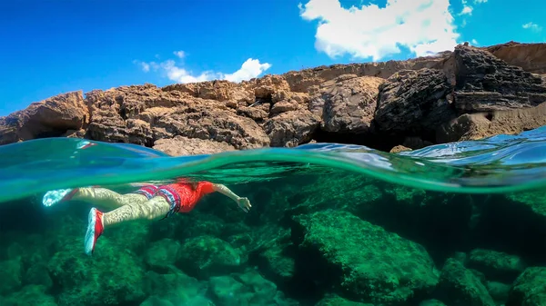 Vista Submarina Dividida Una Mujer Nadando Mar Azul Por Costa —  Fotos de Stock