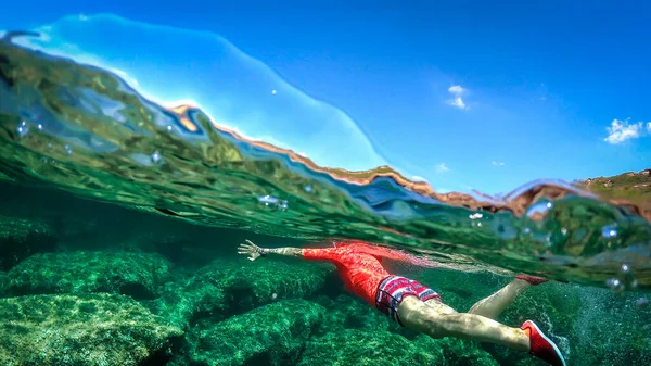Розбитий Під Водою Вид Жінки Плаває Синьому Морі Сардинії Італія — стокове фото