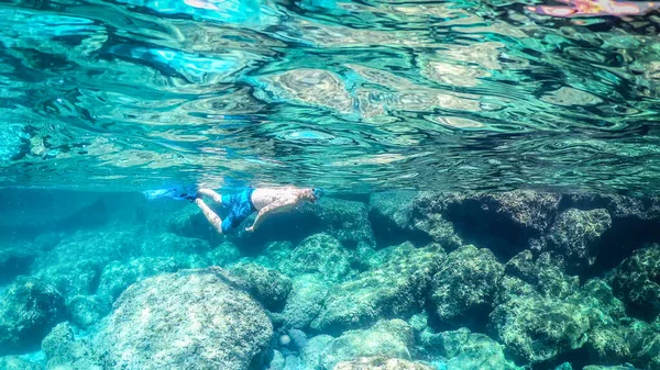 Människan Snorklar Det Blå Havet Över Stenig Havsbotten Sardinien Italien — Stockfoto