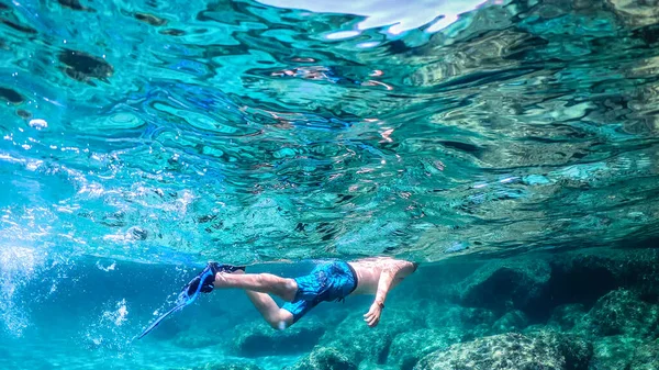 Людина Плаває Синьому Морі Сардинії Італія — стокове фото