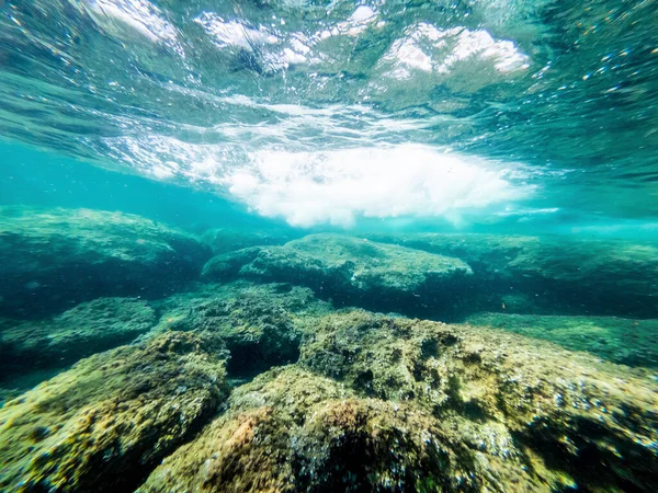 Vista Subaquática Uma Onda Passando Sobre Leito Marinho Rochoso Alghero — Fotografia de Stock