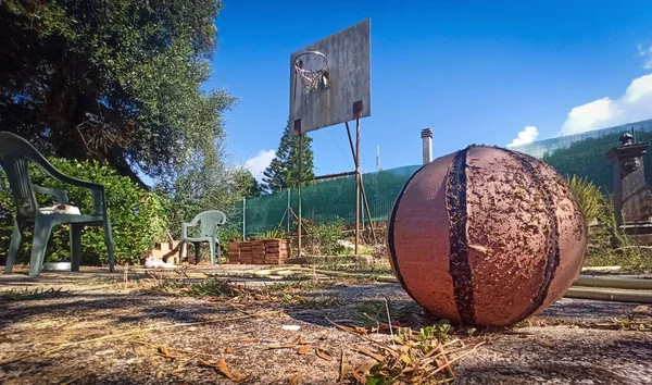 Basquete Velho Uma Quadra Quintal Visto Chão — Fotografia de Stock