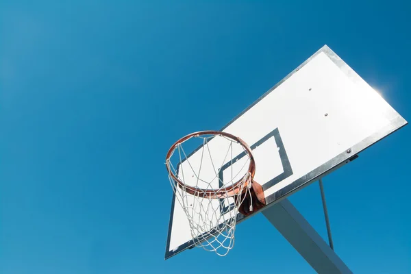 Cerchio e cielo blu — Foto Stock