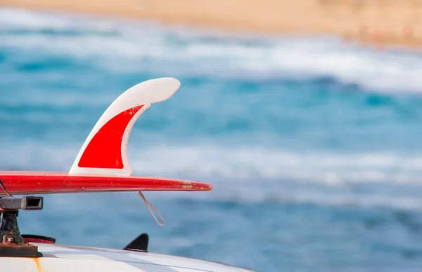Röd surfbräda på en bil — Stockfoto
