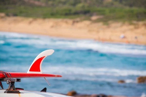 Red surfboard on a car — Stock Photo, Image